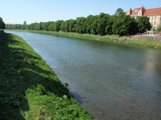 Ужгородська міська рада заборонила купатися в річці Уж в межах міста