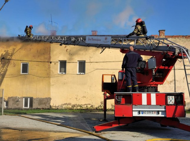 20 рятувальників гасили пожежу, яка спалахнула в Ужгороді