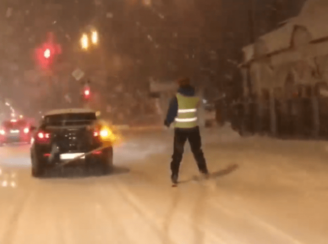 Вночі вулицями Ужгорода гасав чоловік на лижах