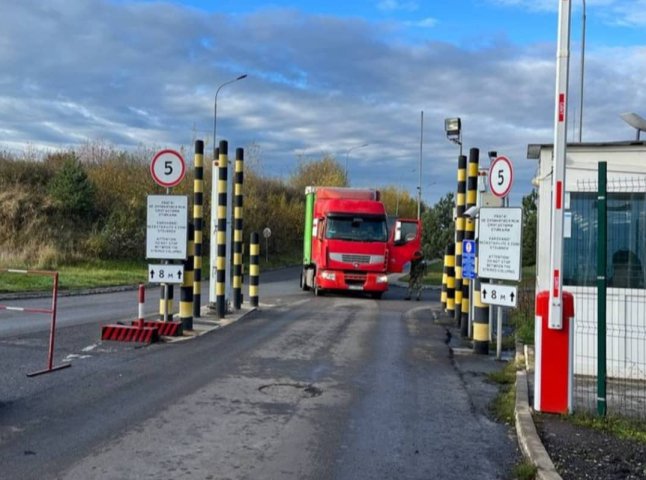 Рух вантажівок 30 вересня на одному з пунктів пропуску буде обмежено