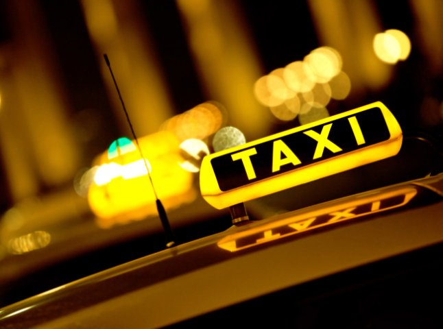 У Мукачеві вночі двоє молодиків побили таксиста