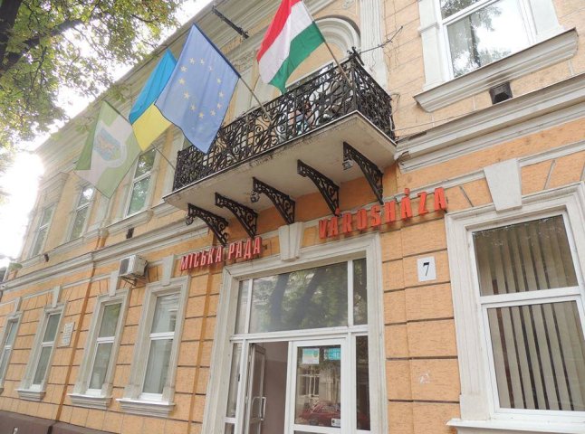 Депутат Верховної Ради різко висловився щодо дублювання на угорську мову вивісок державних установ у Берегові