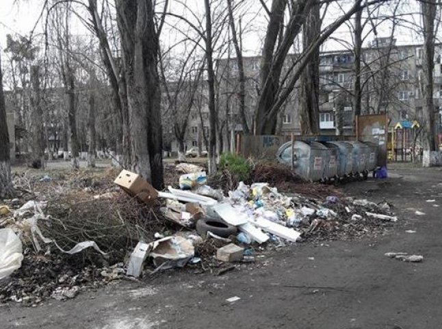 Ужгородці влаштовують сміттєзвалища перед власними будинками