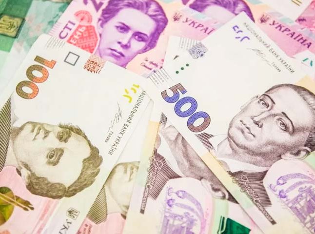 Гривня зміцнюється: за день суттєво змінився курс валюти щодо євро