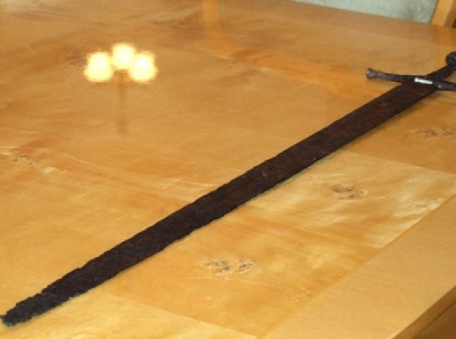 У Закарпатті знайшли унікальний експонат – лицарський меч епохи Середньовіччя
