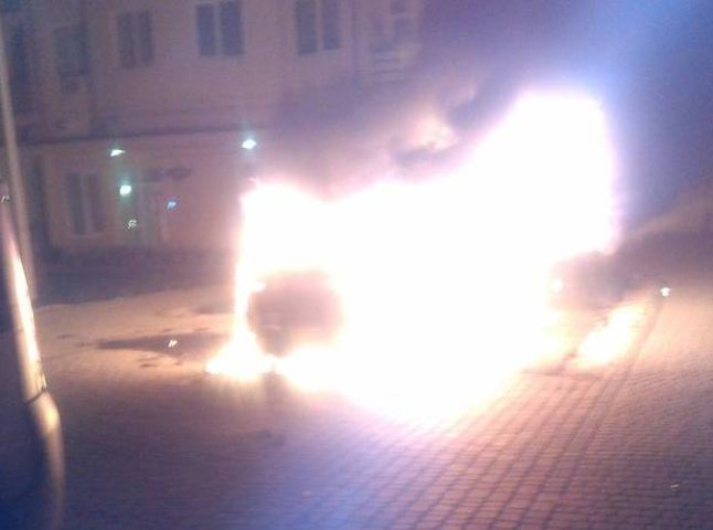 В Ужгороді вночі горів автомобіль. Активіст говорить про підпал 