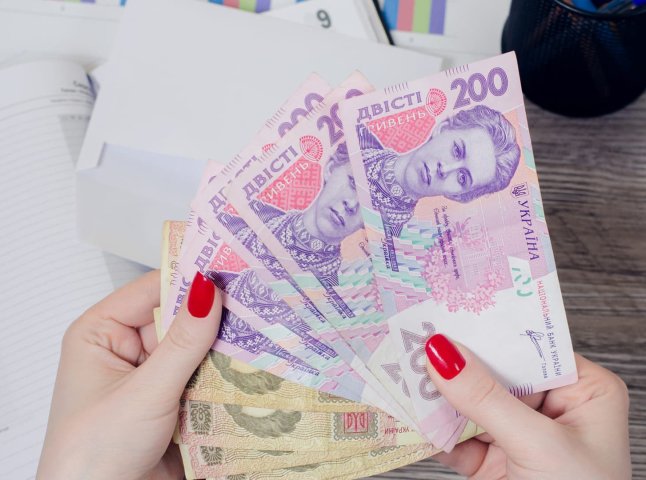 Одним нададуть 450 гривень, іншим — 900 або більше: хто щомісяця одержуватиме виплати Одним нададуть 450 гривень, іншим — 900 або більше: хто щомісяця одержуватиме виплати