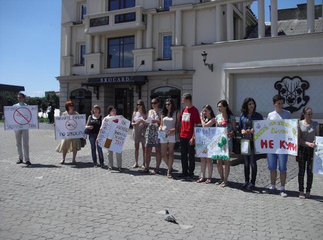 У центрі Ужгорода відбулась незвична антитютюнова акція