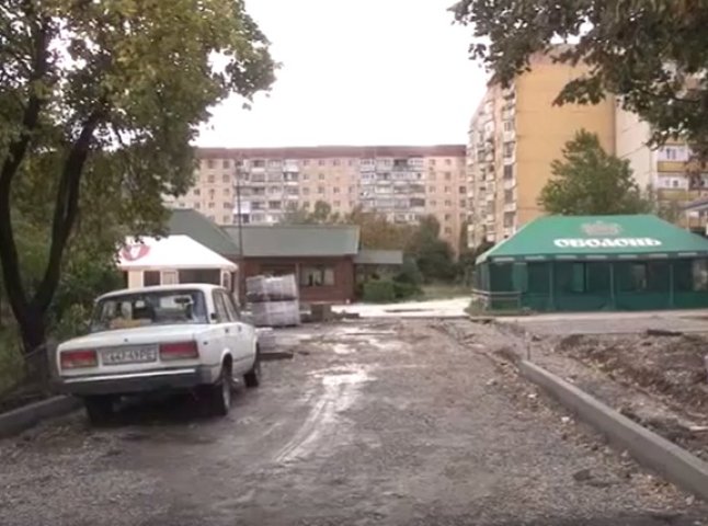 Комунальники забули: в Ужгороді незавершений ремонт вулиці Годинки