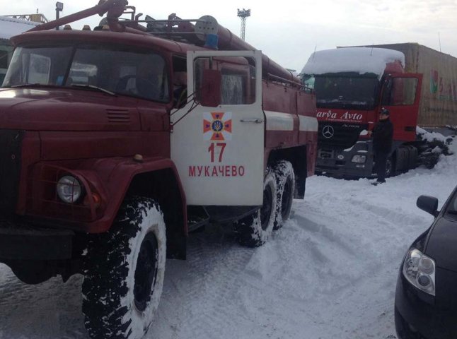 Мукачівські рятувальники визволили зі снігової пастки вантажівку