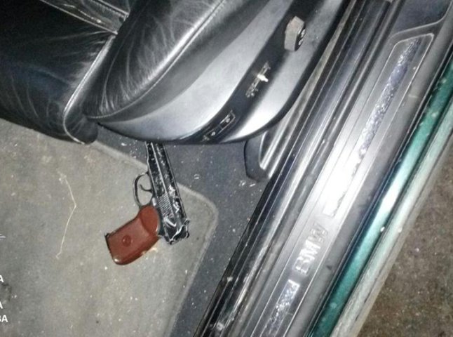 В Ужгороді в автомобілі "BMW" патрульні виявили зброю