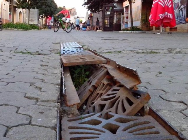 Пішохідну зону в історичному центрі Ужгорода понівечили вантажівки