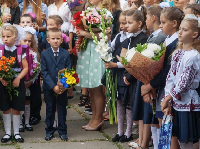 Образ на 1 вересня для дівчат, хлопців та батьків: у чому піти до школи