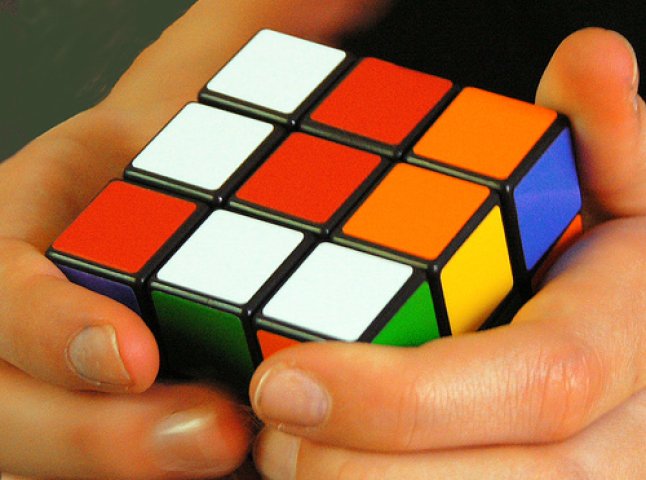 Ужгородська молодь розгадувала загадку кубика-рубіка