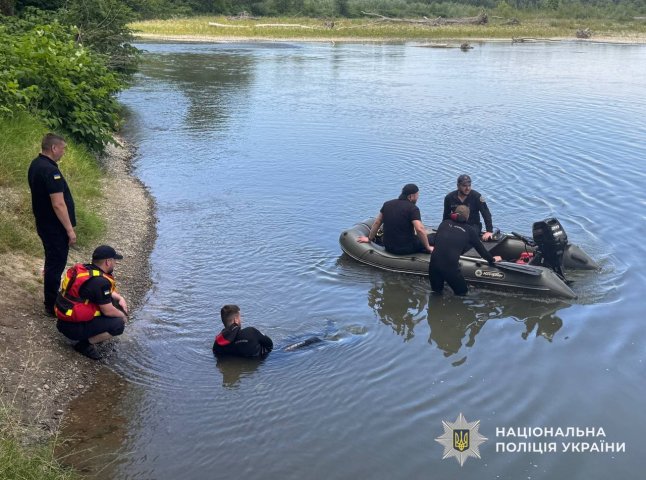 Рятувальники зі спецзасобами та місцеве населення шукають 10-річного хлопчика
