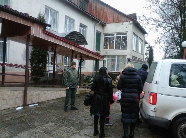 Військовослужбовці Чопського загону відвідали з подарунками дитячий будинок у Сваляві