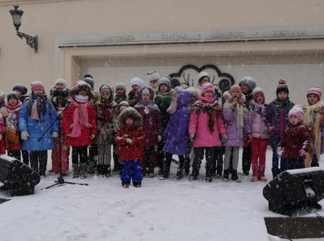 Хороводи, конкурси, подарунки: в Ужгороді відбувся святковий флешмоб "Колядуймо разом"