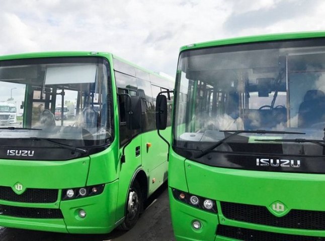 У Мукачеві обробляють автобуси дезинфікуючими засобами