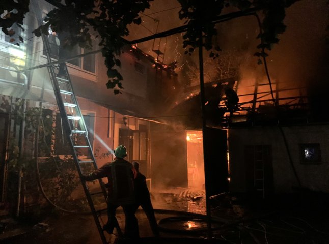 Через масштабну пожежу у Хусті родина залишилась без даху над головою