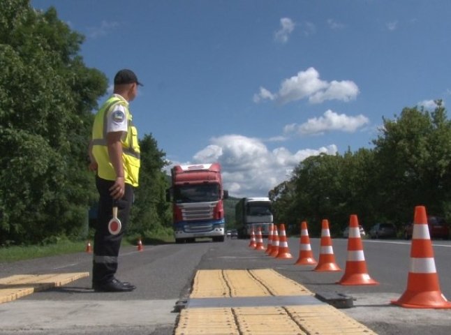 На межі Свалявського і Мукачівського районів поліцейські зупиняють вантажівки