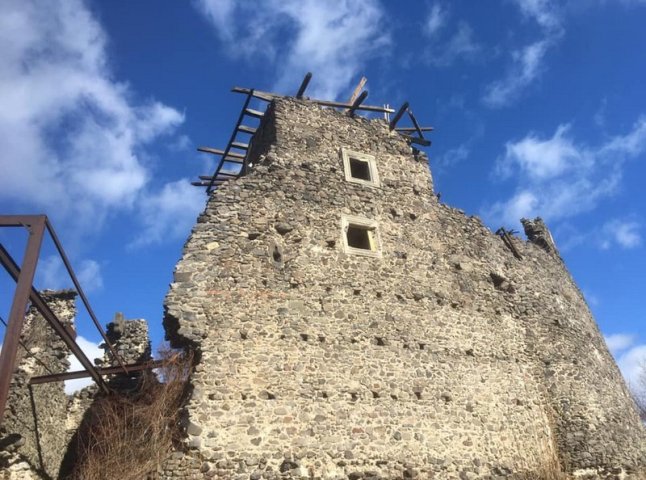 Падіння даху вежі Невицького замку: відео з місця події