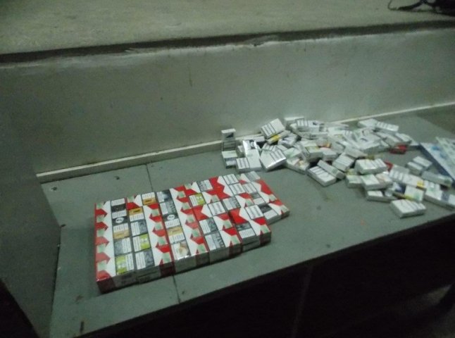 Чопські прикордонники зуміли виявити чергові контрабандні цигарки та папір для постерів