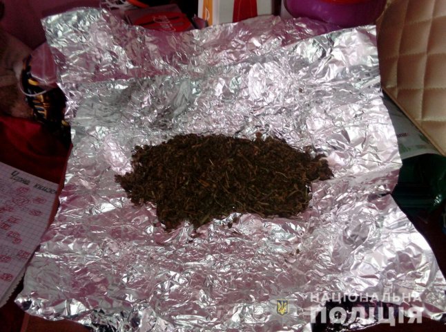 У Мукачеві поліцейські під час обшуку вилучили марихуану, амфетамін та набої