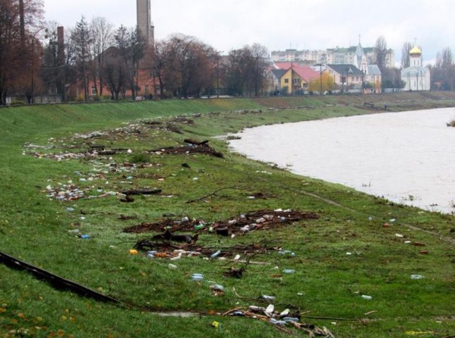 Наслідки паводку у Мукачеві: на берегах залишилось сміття