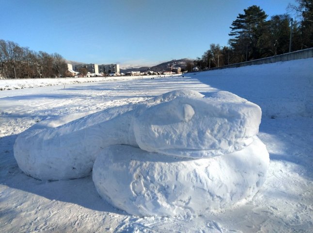 У Мукачеві зліпили зі снігу 32-метрову змію