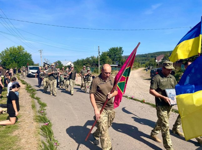 Чинадіївська громада попрощалась із полеглим Героєм Чинадіївська громада попрощалась із полеглим Героєм