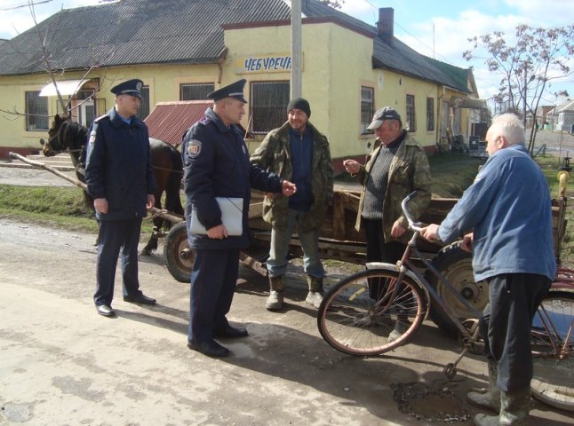 Мукачівські шерифи вручили близько 5 тисяч візиток мешканцям міста Мукачева та району (ФОТО)