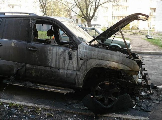 В Ужгороді з незрозумілих причин загорівся автомобіль "Тойота Лендкрузер"