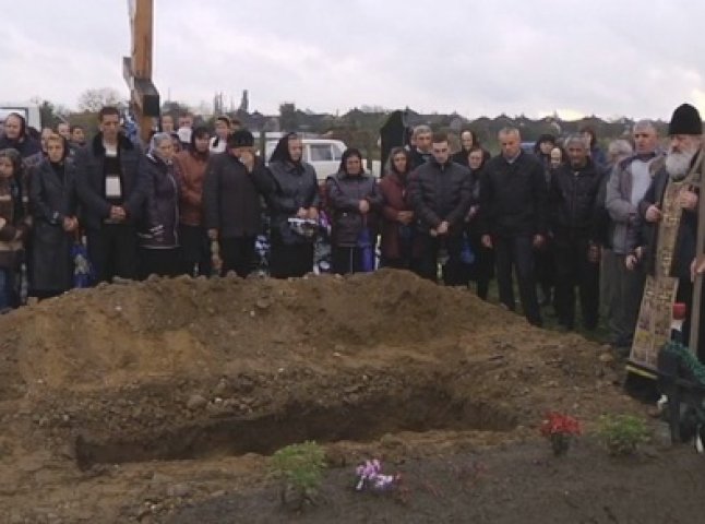На Виноградівщині поховали трьох жінок, яких насмерть збив священик