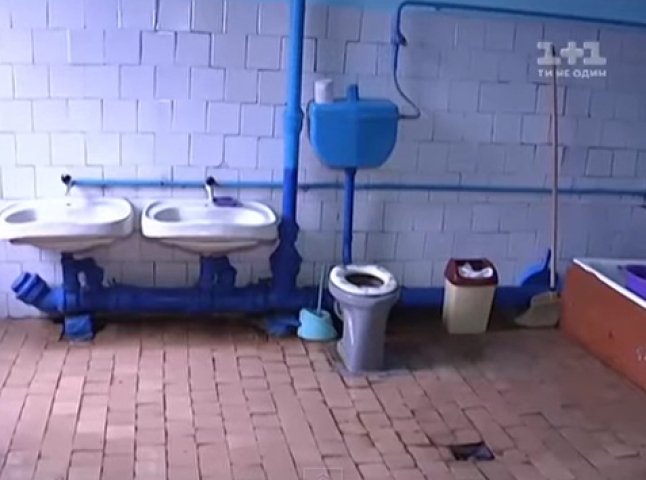 Шокуюче розслідування у Лавках: туалет дитячого садочка більше схожий на кімнату тортур, а у ДНЗ страшенний холод (ВІДЕО)
