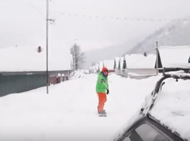 Закарпатські екстремали влаштували катання на сноубордах вулицями села Лопухово