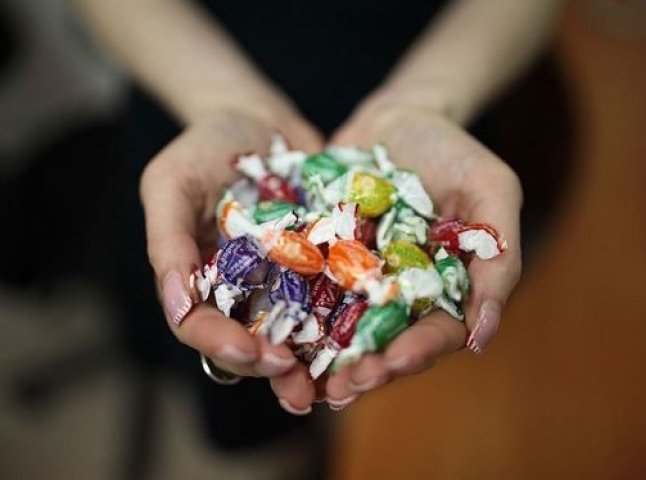 У Мукачеві батьки школярів поширюють інформацію про те, що дітям пропонують солодощі із наркотиками