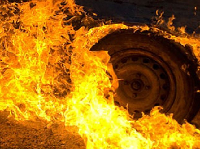 У Сваляві згоріло стареньке авто