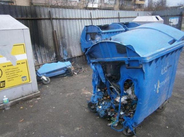 В Ужгороді невідомі вандали підпалюють сміттєві контейнери