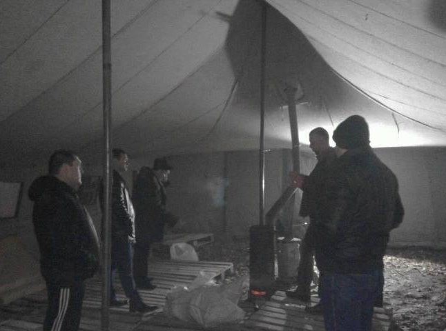 Протести на КПП "Ужгород" тривають, "пересічники" провели ніч на кордоні, гріючись у наметах