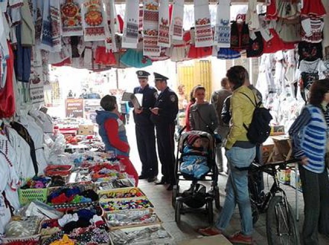 Хустські правоохоронці разом з активістами борються з вуличною торгівлею