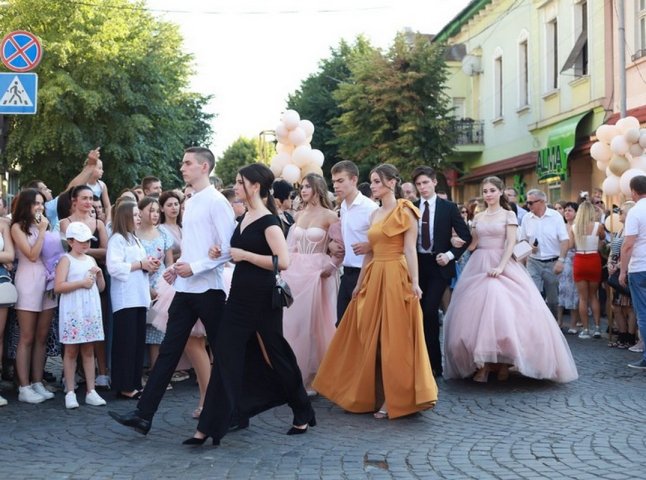 Стало відомо, чи буде цього року в Мукачеві парад випускників