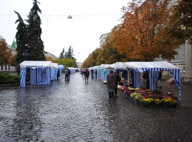 В центрі туристичного Мукачева відкрився ярмарок ритуальних товарів