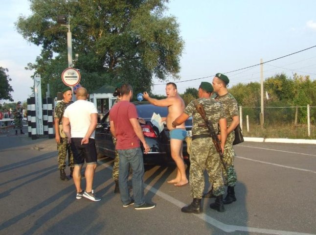 На українсько-угорському кордоні нетверезний водій ледь не побив прикордонника
