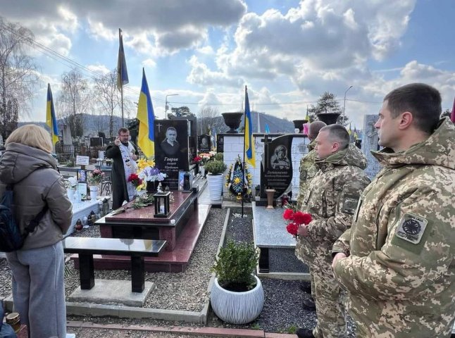 Залишились дружина і діти: у Мукачеві вшанували пам’ять полеглого Героя
