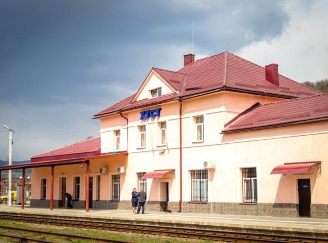 Як виглядає залізничний вокзал у Хусті після реконструкції: опубліковано фото