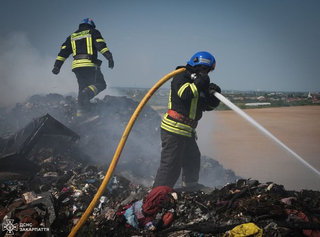 Під Ужгородом знову запалало сміттєзвалище