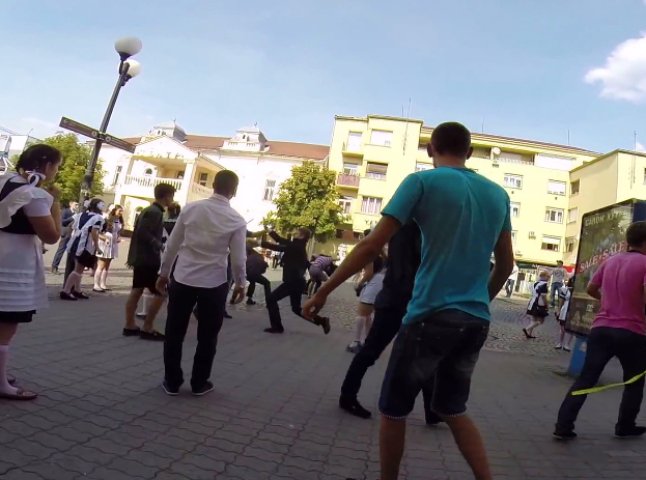 У центрі Мукачева в День знань школярі влаштували бійку (ВІДЕО)