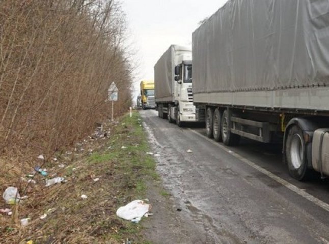 Водії вантажівок засмічують ліс на кордоні зі Словаччиною