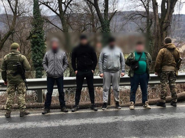 За 30 метрів від кордону затримали чотирьох чоловіків