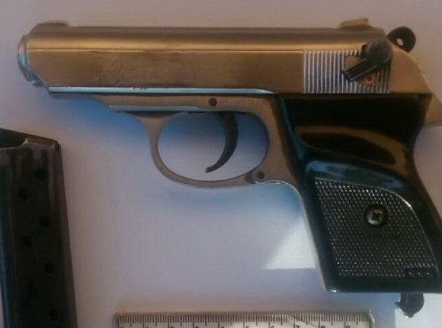 На Виноградівщині у 20-річного молодика поліцейські виявили газовий пістолет